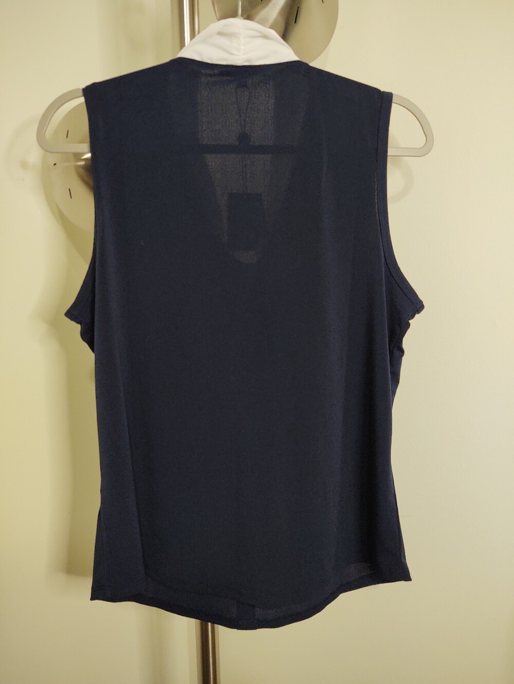 Adrianna Papell Navy Sleeveless Blouse with White Tie Neck Medium NWT - Picture 4 of 7